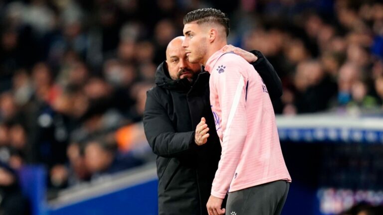 Roberto Fernández atiende las explicaciones de Manolo González en el área técnica del RCDE Stadium