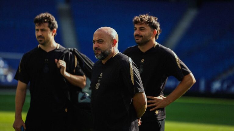 Manolo González, junto a parte de su staff en un entrenamiento en el RCDE Stadium