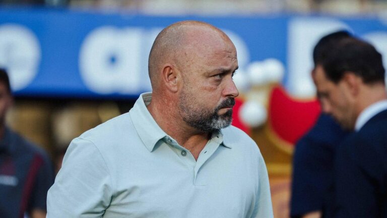 Manolo González: «Hemos tenido pérdidas que no se pueden tener en Primera división» Manolo González se muestra serio en el césped de Anoeta