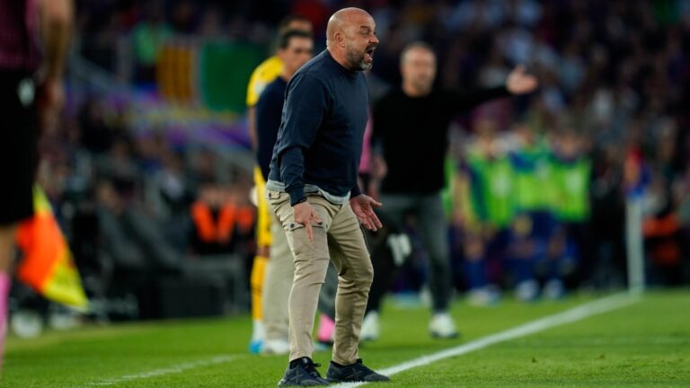 Manolo González, durante el FC Barcelona - Espanyol en el Camp Nou