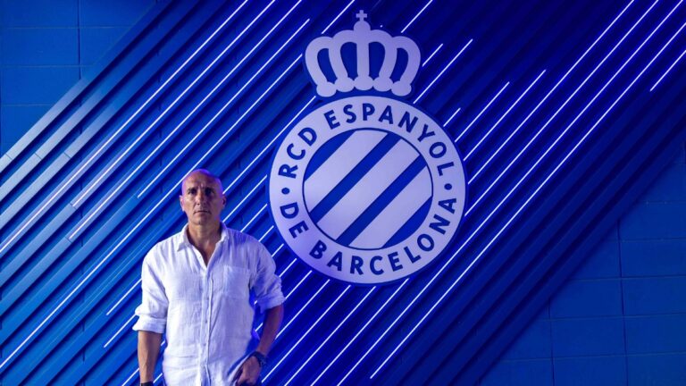 Manolo González posa con el escudo del Espanyol en la CE Dani Jarque
