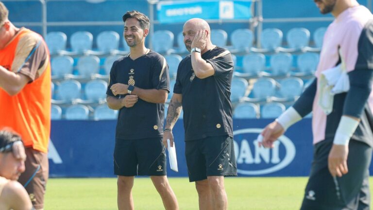 Manolo González, junto a un miembro de su staff, en el segundo entrenamiento de la pretemporada en la CE Dani Jarque