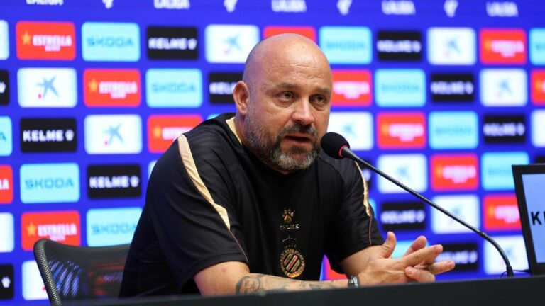 Manolo González atiende a los medios de comunicación antes del Espanyol - Levante