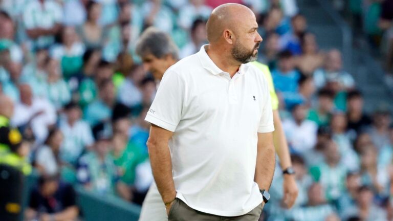 Manolo González, en el estadio del Real Betis.