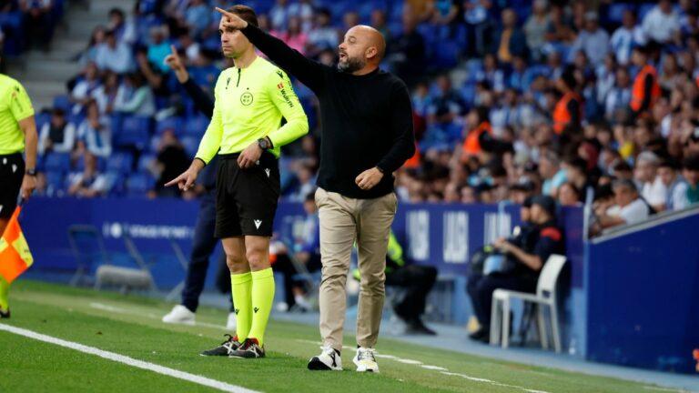 Manolo González da instrucciones a sus jugadores en un momento del duelo ante el Real Oviedo