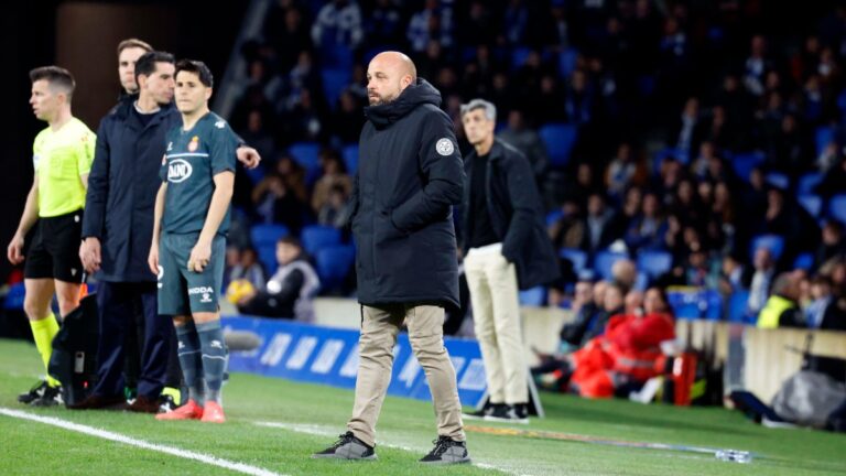 Manolo González, en la banda durante el Real Sociedad - Espanyol