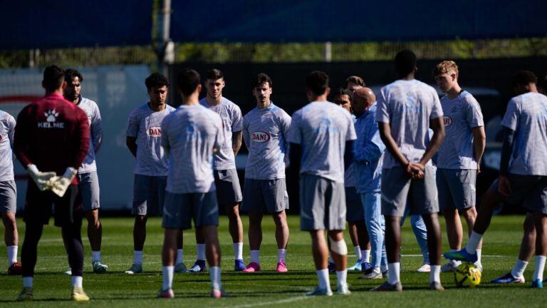 Manolo Gonzalez explica a sus jugadores ciertas mejoras antes del Real Betis - Espanyol