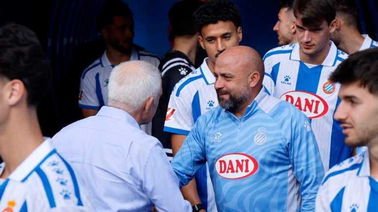 Manolo González y Alan Pace, en el túnel de vestuarios del RCDE Stadium
