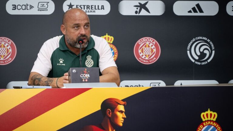 Manolo González habla con los medios de comunicación después de la final de la Copa Catalunya