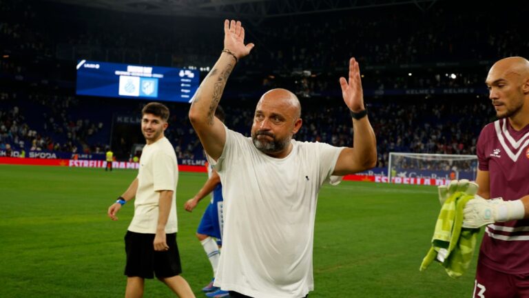 Manolo González, emocionado después de ganar al Atlético de Madrid en el RCDE Stadium