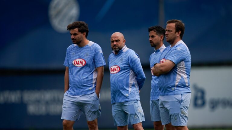 Manolo González, junto a parte de su staff, en un entrenamiento del Espanyol