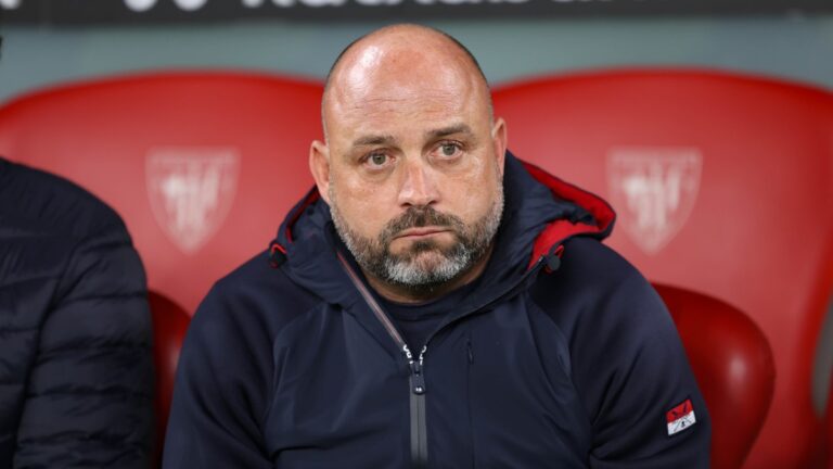 Manolo González, durante el Athletic Club de Bilbao - Espanyol en San Mamés