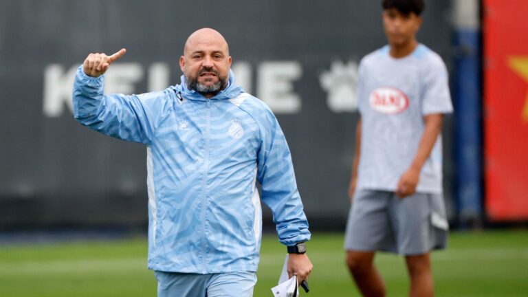 Manolo González dirige un entrenamiento en la CE Dani Jarque