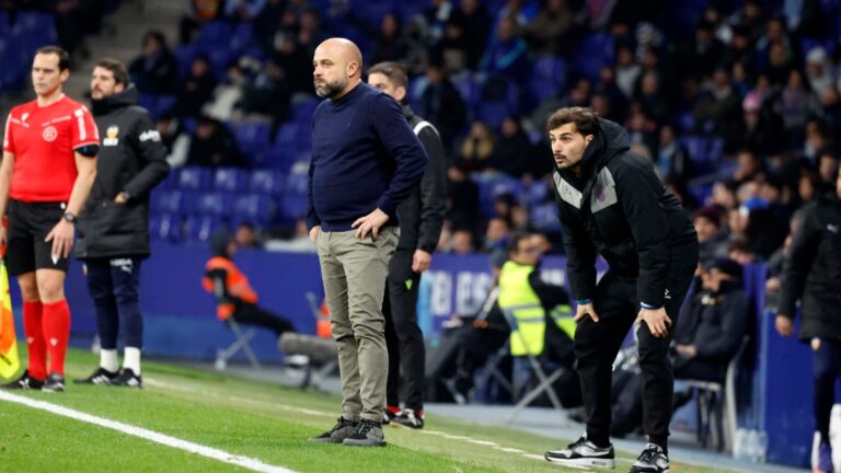 Manolo González, junto a su segundo, Gerard Garrido, en el duelo contra el Valencia CF