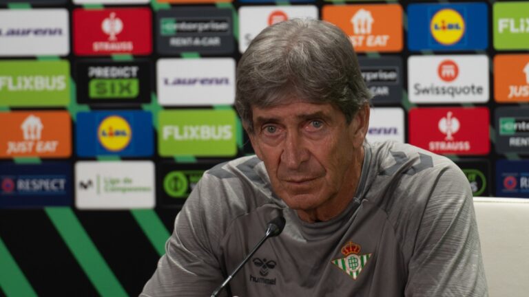 Manuel Pellegrini atiende a los medios de comunicación antes de un partido de Europa League