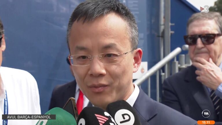 Mao Ye: «Lo mejor sería no hablar de los árbitros, sino solo del partido» Mao Ye habla para los medios de comunicación en el Barcelona Open Banc Sabadell-Trofeo Conde de Godó