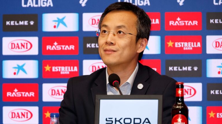 Mao Ye atiende en el RCDE Stadium a los medios de comunicación