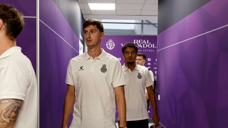 Marash Kumbulla, junto a sus compañeros, en la previa del Real Valladolid - Espanyol