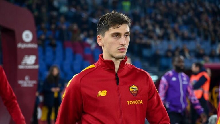Marash Kumbulla, antes de empezar un partido con la AS Roma