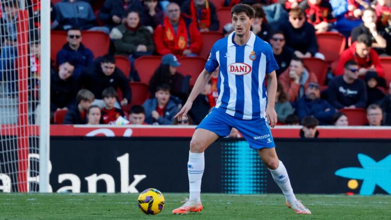 Marash Kumbulla conduce un balón en el RCD Mallorca - Espanyol
