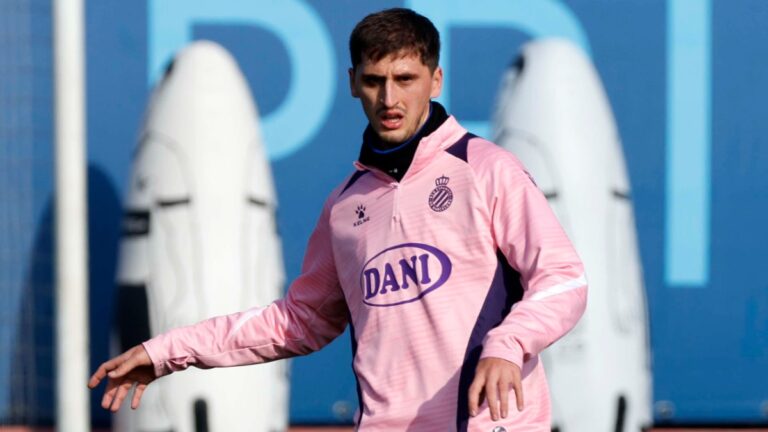 Marash Kumbulla entrena con sus compañeros en la CE Dani Jarque