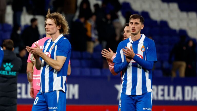 Marash Kumbulla, al final de un partido en el RCDE Stadium