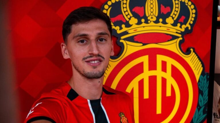 Marash Kumbulla posa con el escudo del RCD Mallorca en su presentación como nuevo jugador bermellón