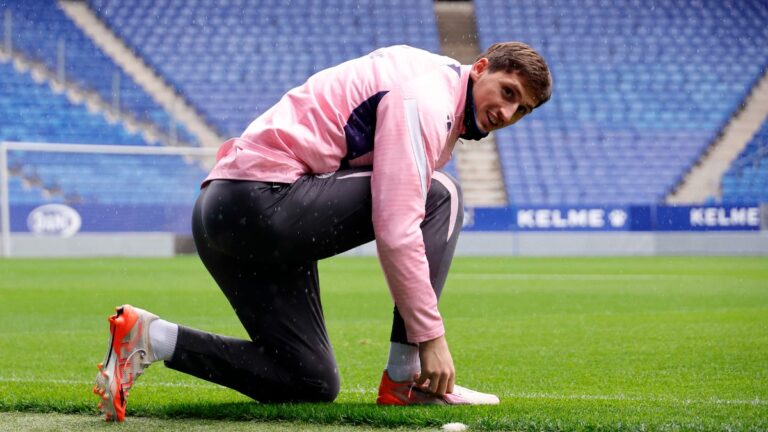 Marash Kumbulla se prepara antes de un entrenamiento con el Espanyol en el RCDE Stadium