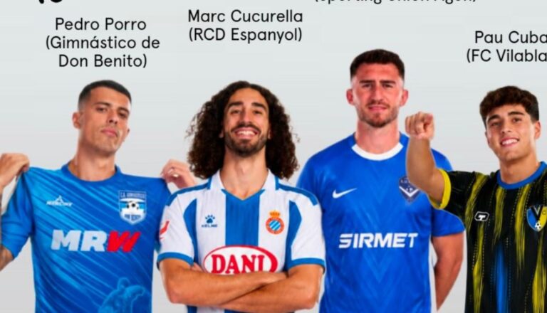 Marc Cucurella,junto a sus compañeros de Selección, con la camiseta del Espanyol