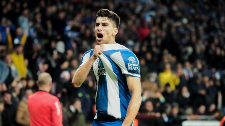 Marc Roca: «Ojalá al Espanyol le de para meterse en la Europa League o en la Conference» Marc Roca, en un partido como perico en su etapa en el Espanyol