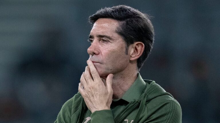 Marcelino García Toral, con rostro observador, en el Pafos - Villarreal CF de Champions