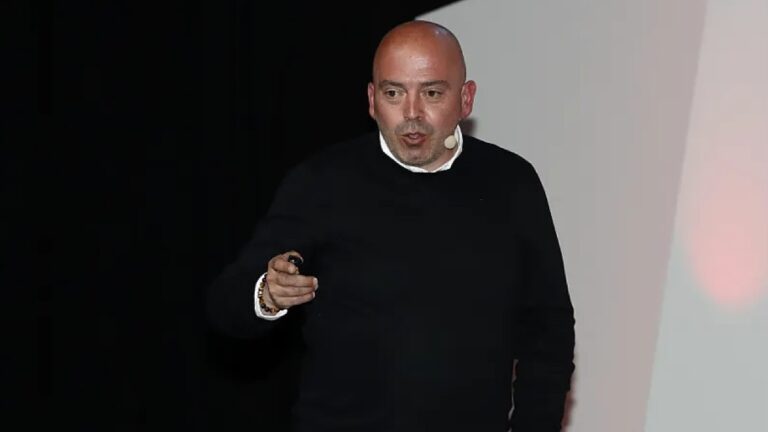 Marco Otero hace un speech para la RFEF