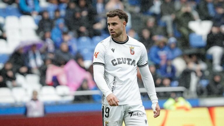 Marcos Fernández viste el 9 con la AD Ceuta