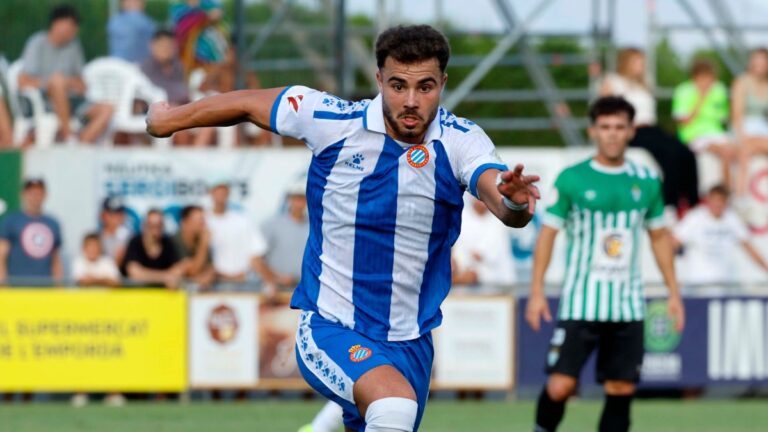 Marcos Fernández controla un balón en el CF Peralada - Espanyol
