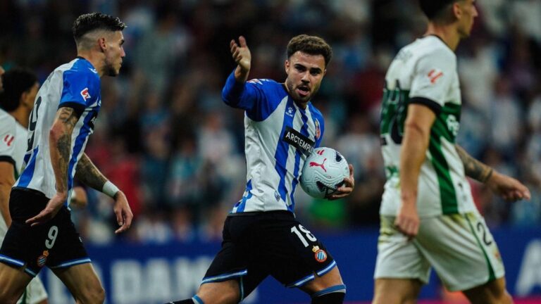 Marcos Fernández: «Son errores nuestros los que nos están penalizando» Marcos Fernández coge el balón en el 1-2 entre el Espanyol y el Elche CF