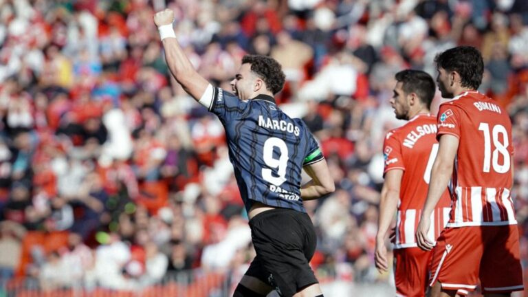 Marcos Fernández celebra un gol con la AD Ceuta