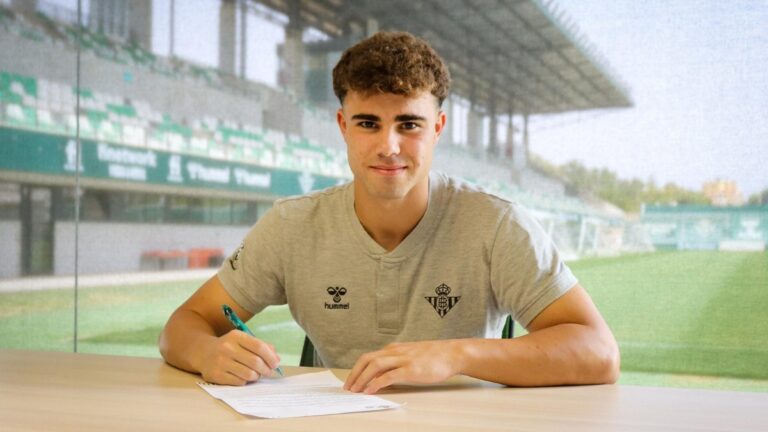 Marcos Fernández firma su contrato con el Real Betis