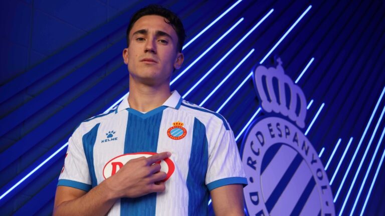 Marcos Sevila, fichaje invernal para el Espanyol B Marcos Sevila se señala el escudo del Espanyol