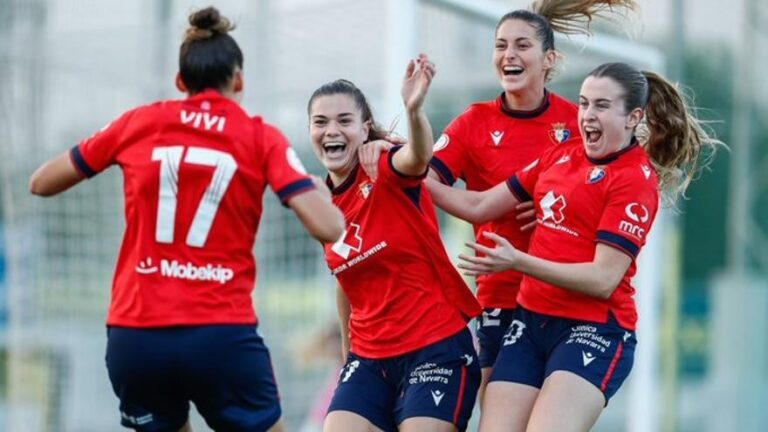 María Barquero se abraza con sus compañeras en la celebración de un gol