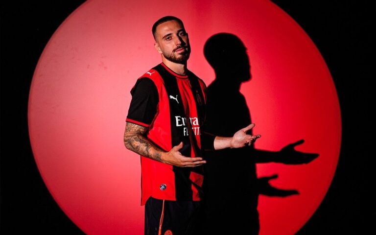Mario Gila ya luce la camiseta del AC Milan