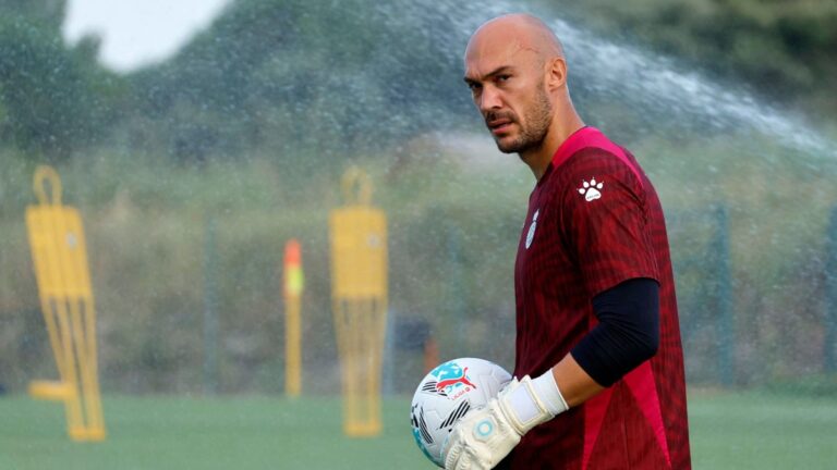 Marko Dmitrović entrena con el Espanyol en Torremirona