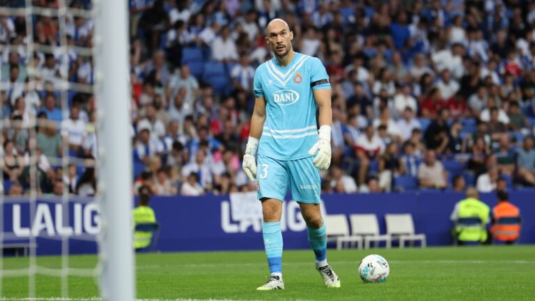 Marko Dmitrovic se dirige a una de las portería en el RCDE Stadium en el Espanyol - RCD Mallorca
