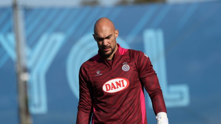 Marko Dmitrović: «Tenemos un buen colchón de puntos, pero no hay que acomodarse» Marko Dmitrović, en la vuelta al trabajo en la CE Dani Jarque