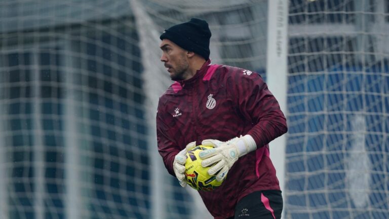 Marko Dmitrovic entrena en la CE Dani Jarque bajo la lluvia