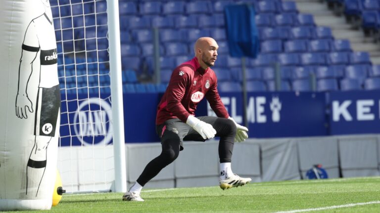 Marko Dmitrović entrena pensando en el Sevilla FC en el RCDE Stadium