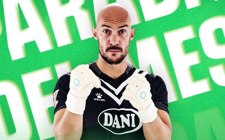Marcos Dmitrovic celebra su galardón en el mes de marzo