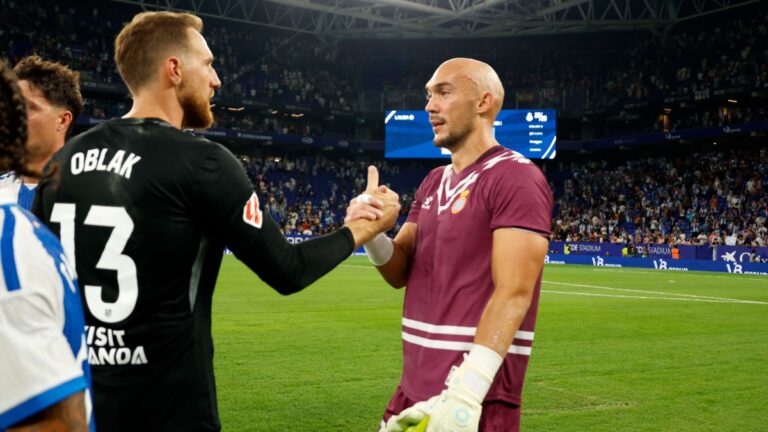 Marko Dmitrović choca las manos con Jan Oblak después de ganar en el RCDE Stadium