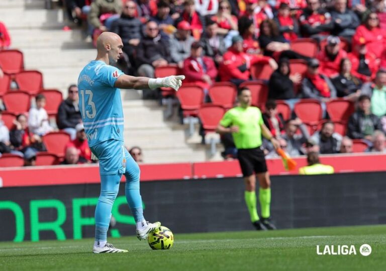 Marko Dmitrovic, con el balón en el RCD Mallorca Espanyol