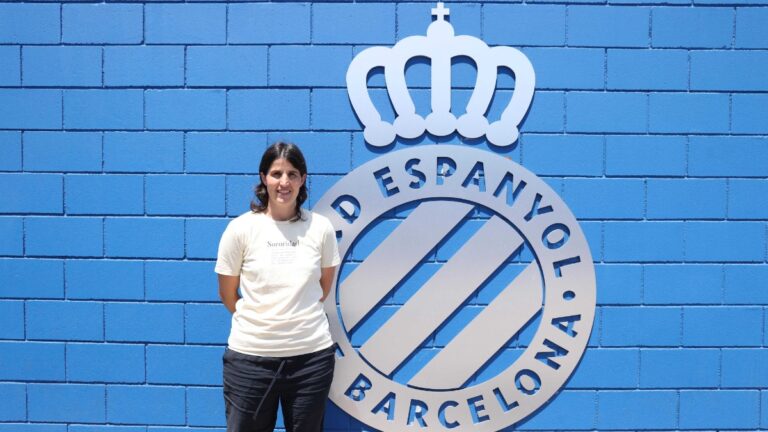 Marta Cubí posa en la CE Dani Jarque con el escudo del Espanyol