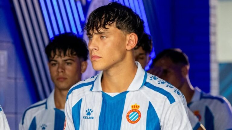 Martí Farell viste la camiseta del Espanyol